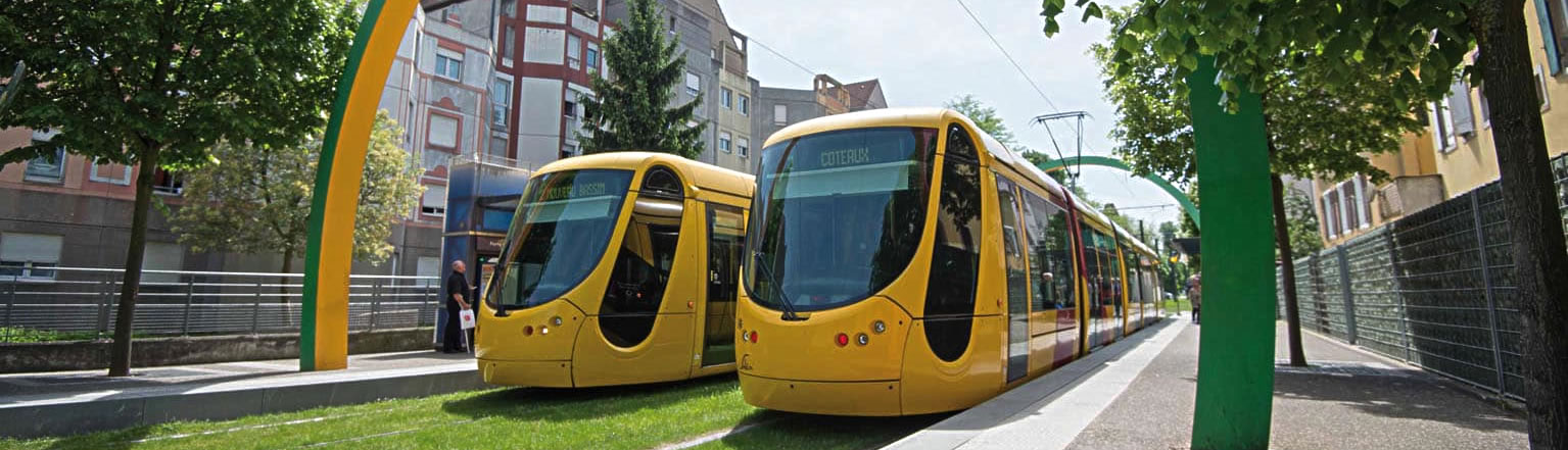 Deux trams mulhousiens côte à côte à un arrêt
