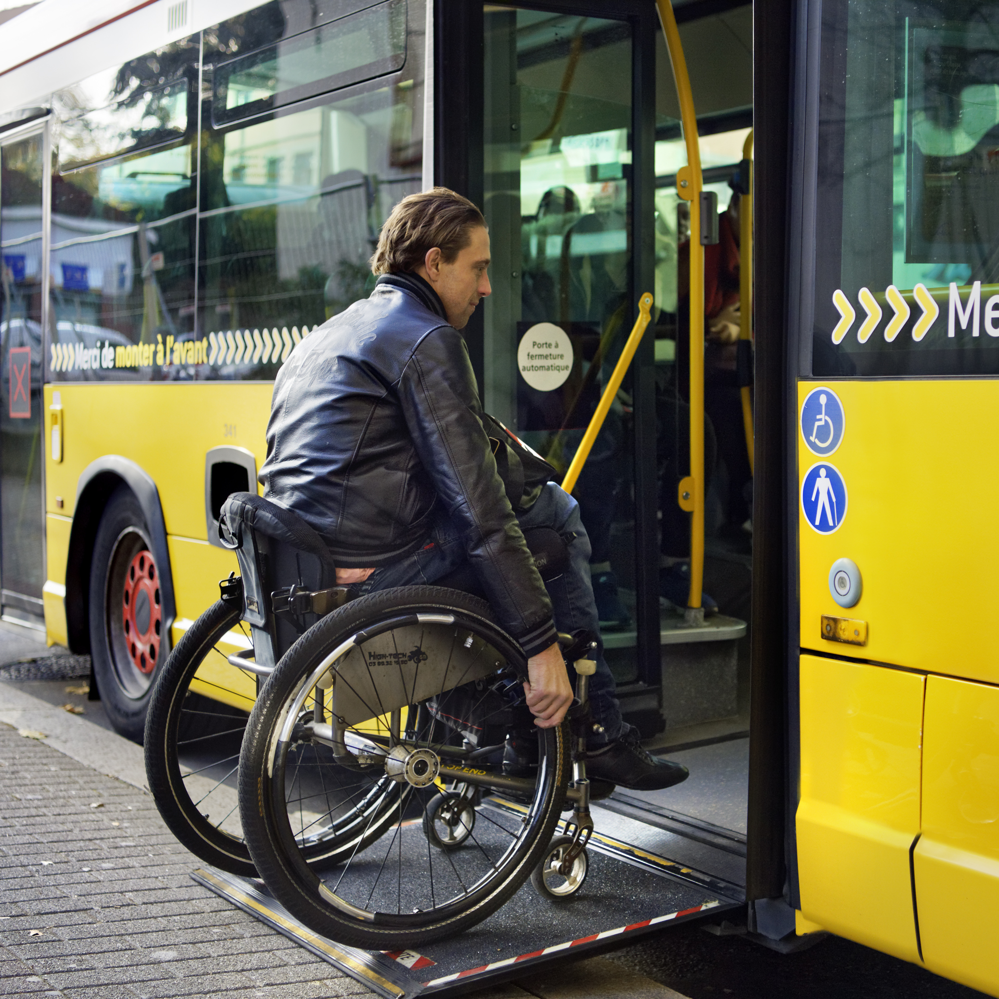 Personne à Mobilité Réduite montant dans le bus