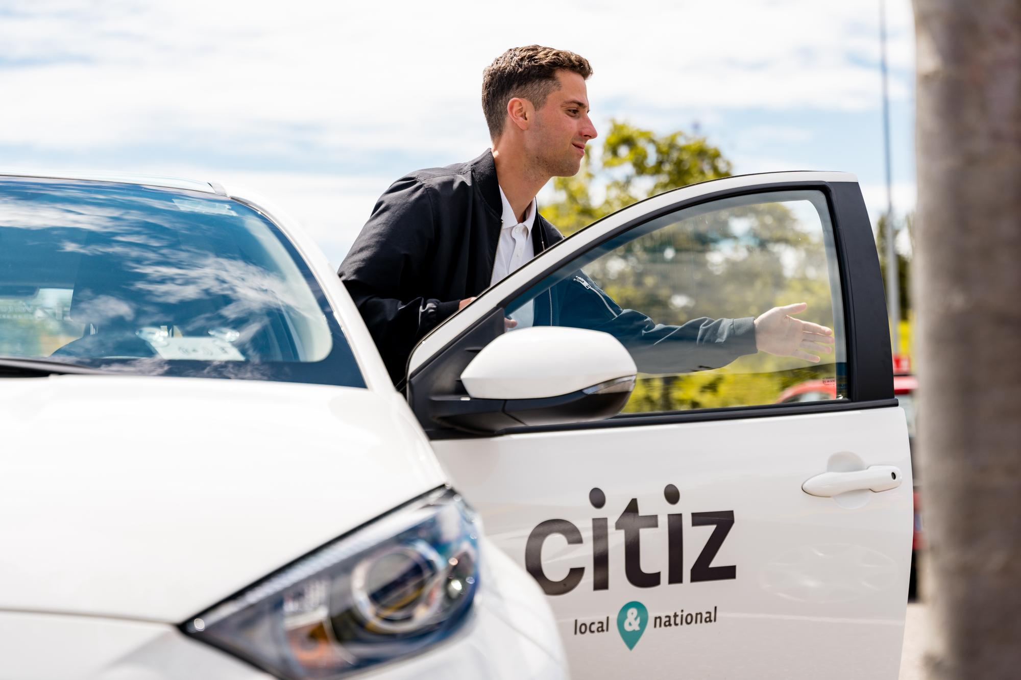 Un utilisateur du service d’autopartage Citiz descend d’un véhicule Citiz. 