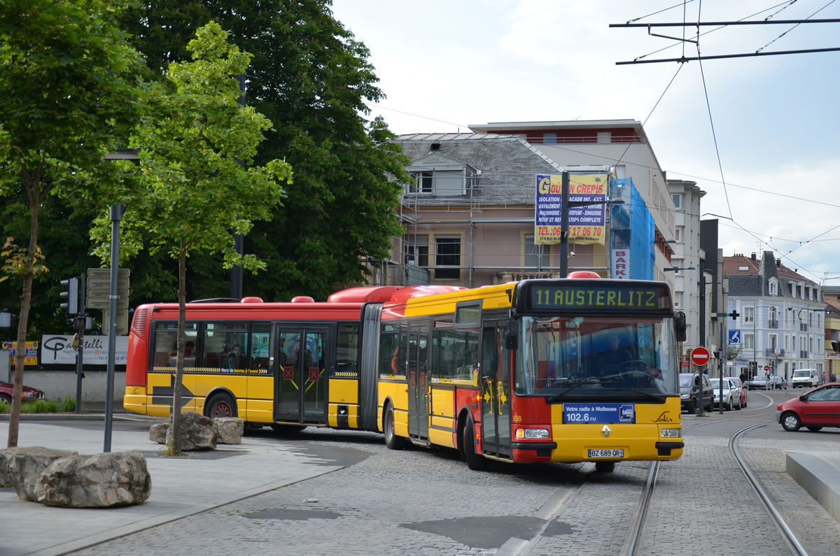 Bus Soléa articulé tournant devant le grand Rex