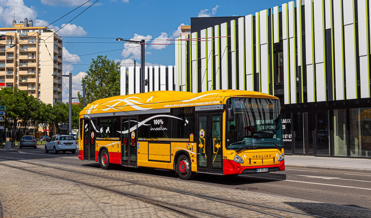 Bus Soléa près de la porte Jeune