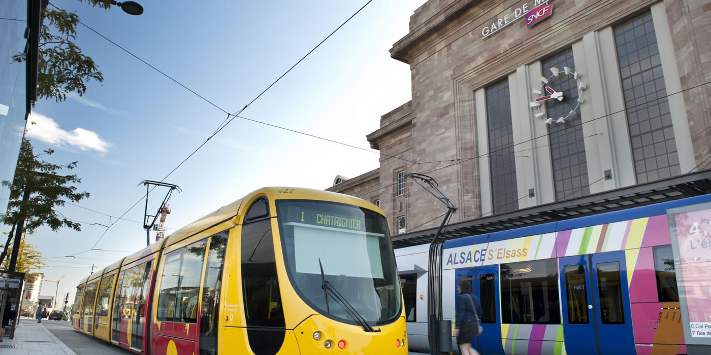 Le tram de Mulhouse devant la gare, à côté du tram-train