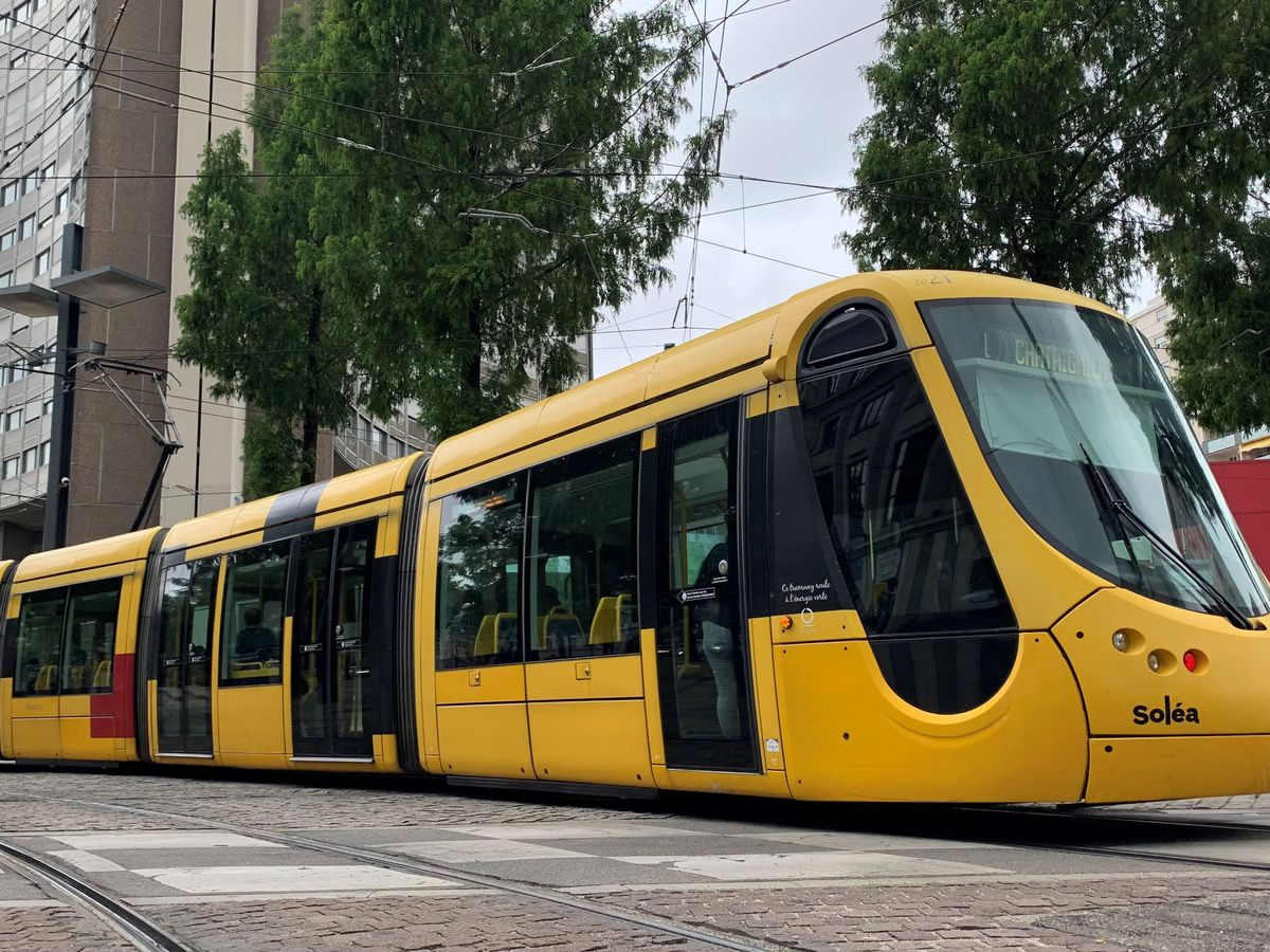 Le tram de Mulhouse près de la tour de l'Europe