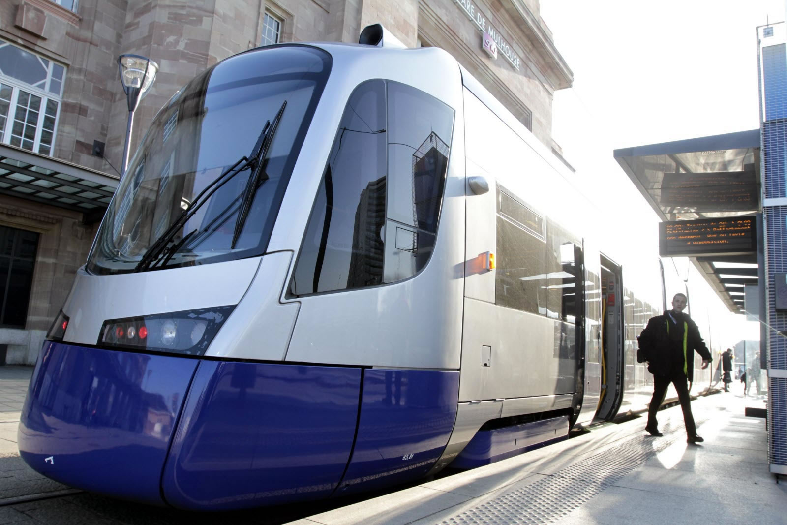 Le tram-train devant la gare de Mulhouse