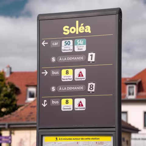 Information bus plan B sur totem en station tramway