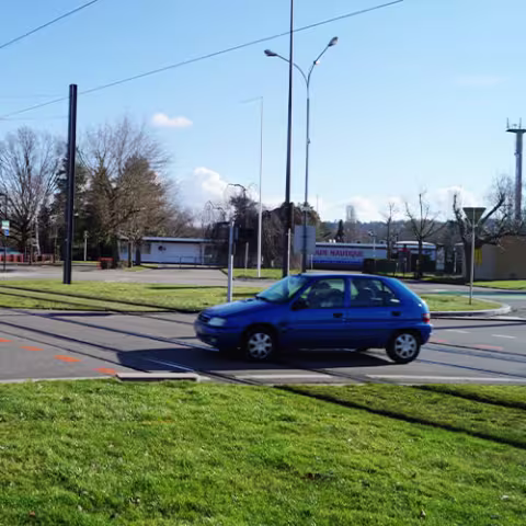Croisement de voies de tram avec la voiture