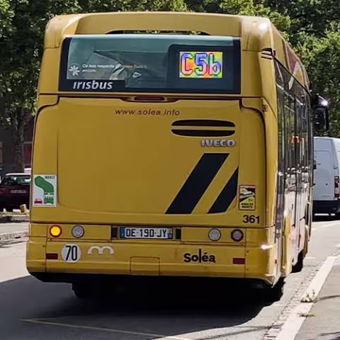 Céder le passage du bus lorsqu'il quitte l'arrêt