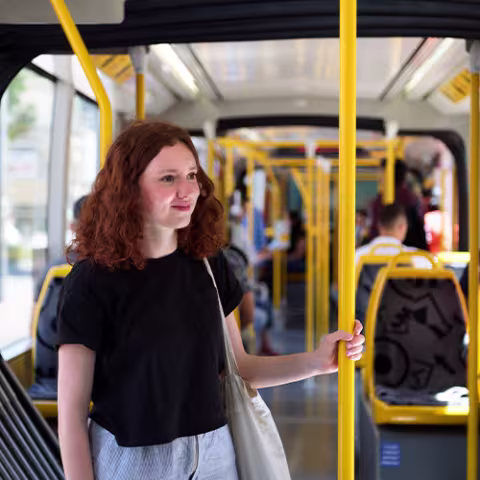 Bien se tenir au barres pendant le trajet