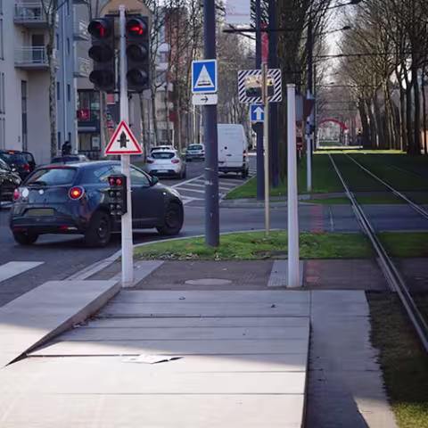 Croisement des lignes du tram - priorité au tram !