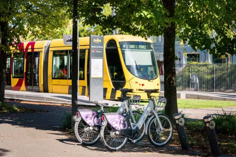 tram à Mulhouse avec une station vélocité