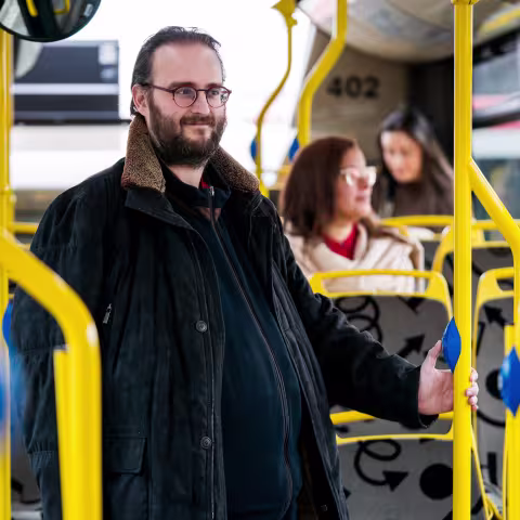 Une personne appui sur le bouton stop