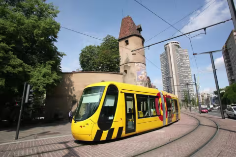 Le tram de Mulhouse près de la tour du Bollwerk