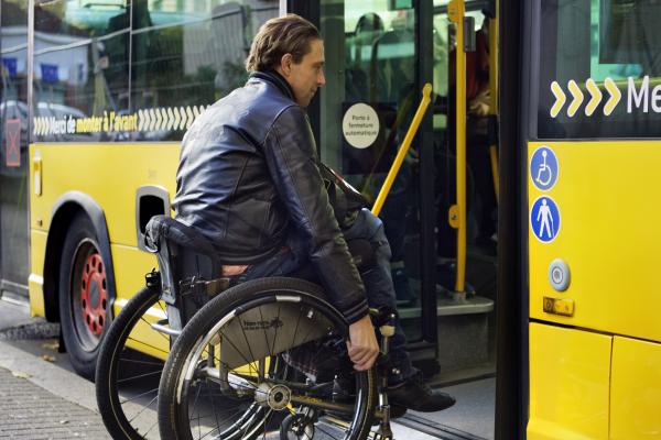 Personne à Mobilité Réduite montant dans le bus