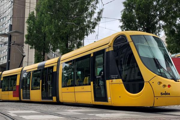 Le tram de Mulhouse près de la tour de l'Europe