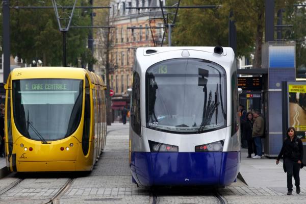 Le tram-train et le tram côte à côte