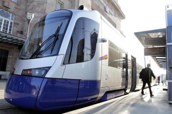 Le tram-train devant la gare de Mulhouse